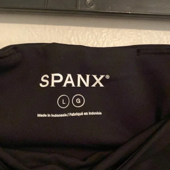 SPANX Black Booty Boost 7/8 Leggings [Size: L] - Picture 2 of 9